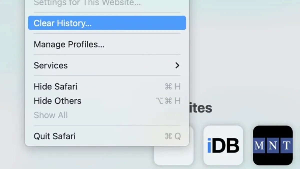 User clearing browsing history in Safari on Mac and iPhone