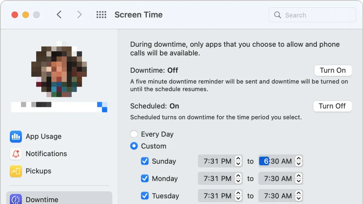 Parent setting downtime for kids in Screen Time on Mac laptop