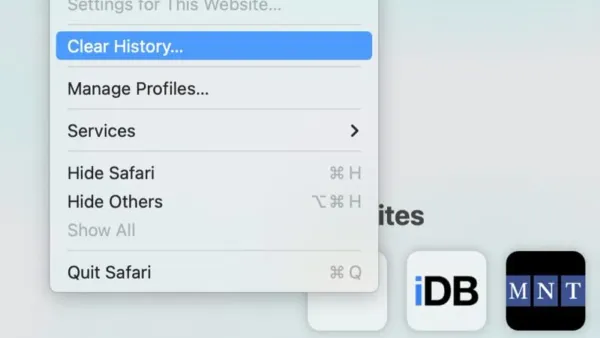 User clearing browsing history in Safari on Mac and iPhone