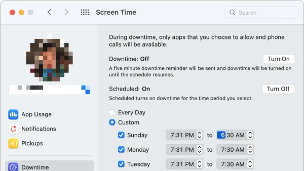 Parent setting downtime for kids in Screen Time on Mac laptop